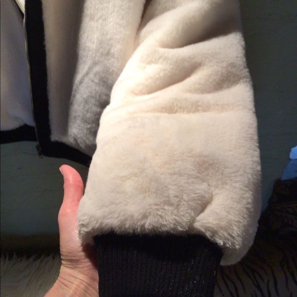 RARE💕💕WILDFOX faux fur bomber jacket - Picture 3 of 6